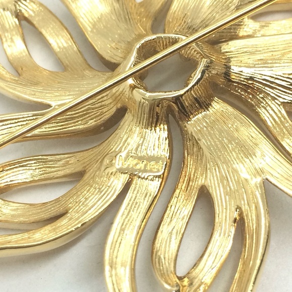 VINTAGE MONET FLOWER BROOCH LARGE OPEN WORK STATEMENT GOLD TONE DOMED PIN WHEEL - Picture 7 of 14